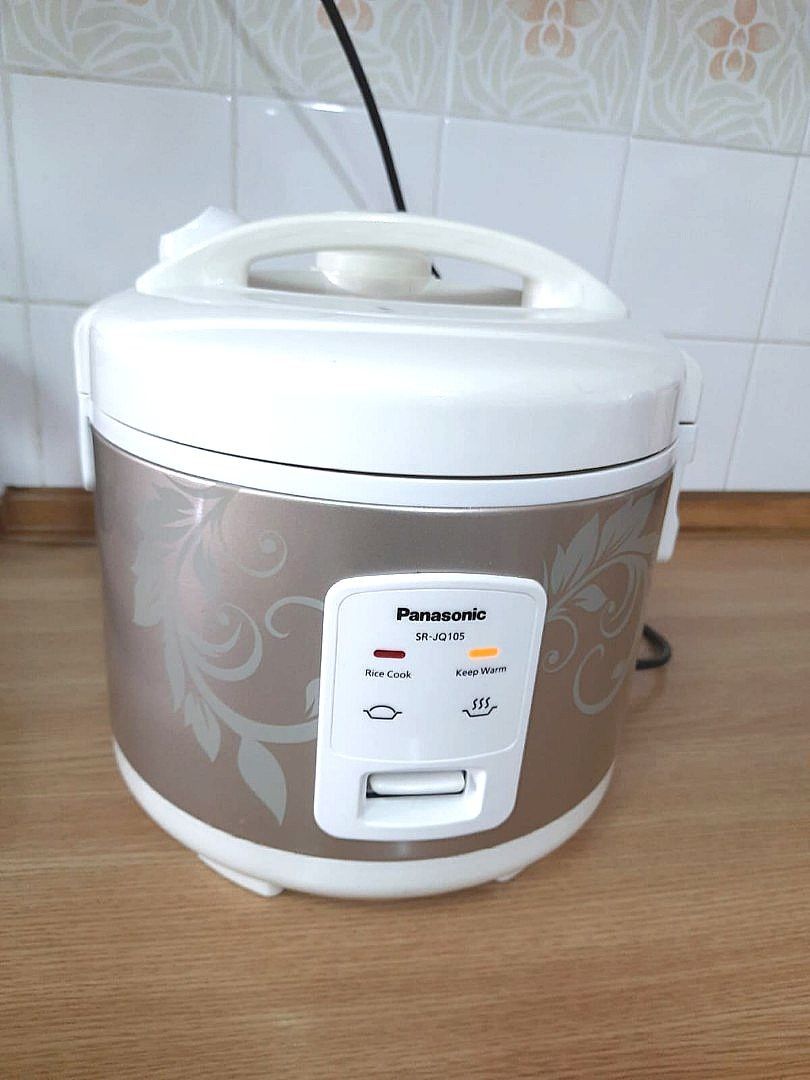 AUTHENTIC 1 LITRE PANASONIC RICE COOKER CONDITION AS PER PHOTOS NOT FOR FUSSIES ONLY 1 SELF COLLECT HURRY WHILE STOCK LAST GRAB BEFORE IT S