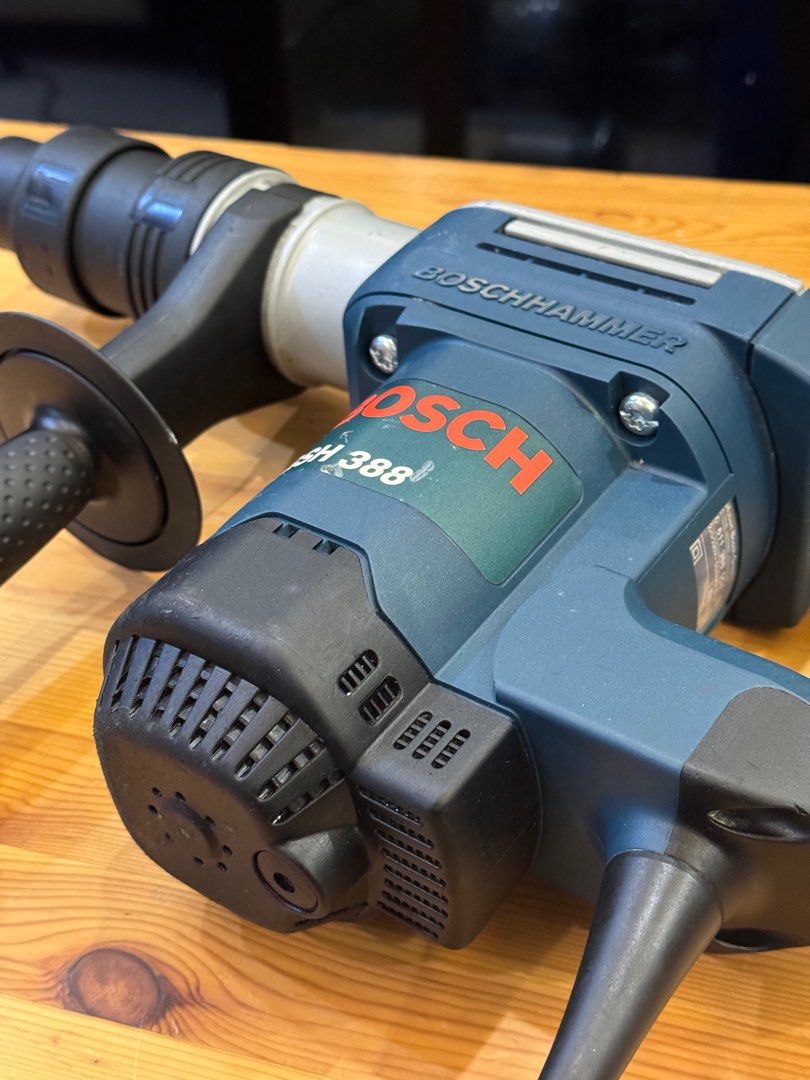 Bosch GHS 388 Demolition Hammer (Category: Construction Tools & Equipment) located in Talisay. Submitted by kim_rey (Listing ID 1303252456, Image 2). Description: SPECS: ▪️Rated power input 1,050 W ▪️Impact energy 8 / 10 J ▪️Impact rate at rated speed 2800 bpm ▪️Weight without cable 4.9 kg ▪️Length 435 mm ▪️Height 232 mm ▪️Toolholder SDS-max .