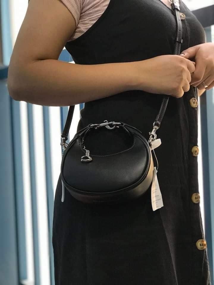 CCH MINI JONIE - BLK (Category: Luxury Bags & Wallets) located in Manila. Submitted by Aki.s_Cart (Listing ID 1303292831, Image 2). Description: CCH Mini Jonie 15.5cm (L) x 7cm (H) x 6cm (W) P1,600.