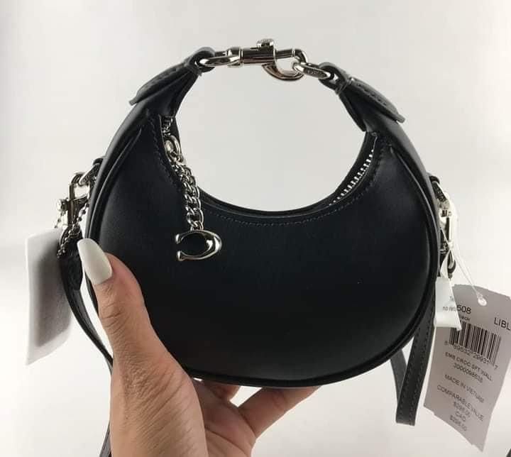 CCH MINI JONIE - BLK (Category: Luxury Bags & Wallets) located in Manila. Submitted by Aki.s_Cart (Listing ID 1303292831, Image 3). Description: CCH Mini Jonie 15.5cm (L) x 7cm (H) x 6cm (W) P1,600.