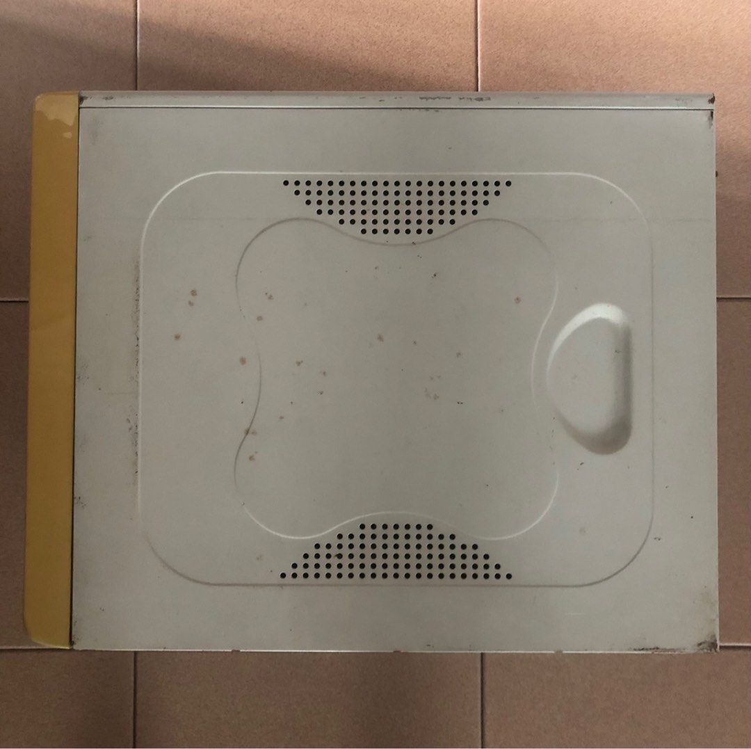 Computer Casing (Category: Desktops) located in Singapore. Submitted by n2121 (Listing ID 1303250762, Image 3). Description: - Only casing and PSU - As it is condition.