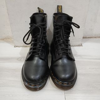Dr. Martens Leather Boots Made in England

Size: US 6