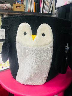 🧺HOME LIVING🗑️  Large Penguin Storage 🇬🇧 Has 2 handles on the side Can be used for; -storing toys -laundry basket -car storage  OUR PRICE ₱200 only 1 Unit available  Original price 💶£15  #epicogiftshop #penguinstorage  🖤🤍