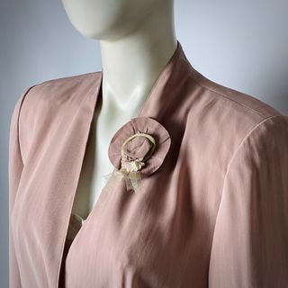 LA CHAPELLERIE FÉMININE Brooch Vintage French Tea Rose Lightweight Semi Sheer One Button Blazer