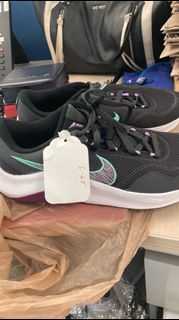 Nike essential shoes size 6.5 for ladies