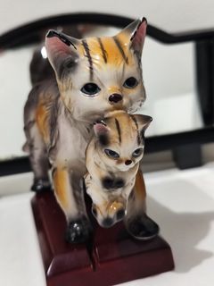 porcelain mom and child cat figurine
