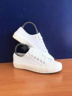 Preloved Shoopen White Basic Biscuit Canvas Shoes AFHC79A21