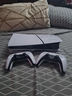 PS5 Slim with disc with 2 controllers
