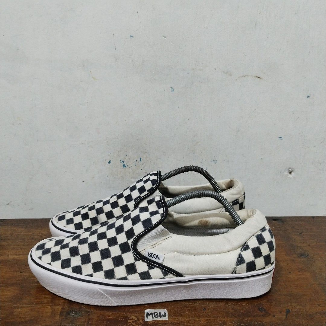 sepatu second ori vans slip on checkerboard size 44 Fesyen Pria Sepatu Sneakers di Carousell