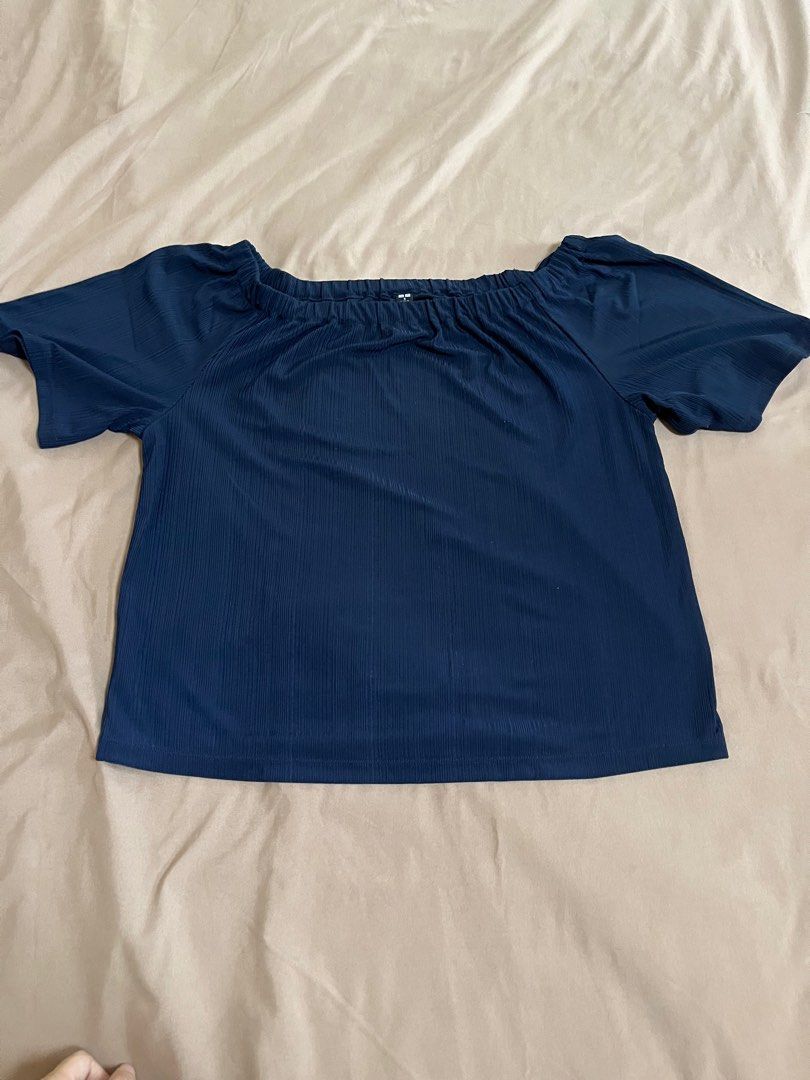 Uniqlo Dark Blue Off Shoulder Top (Category: Blouses) located in Quezon City. Submitted by minguinnn (Listing ID 1303302033, Image 1). Description: rfs: decluttering my closet ✨ fits small to medium .