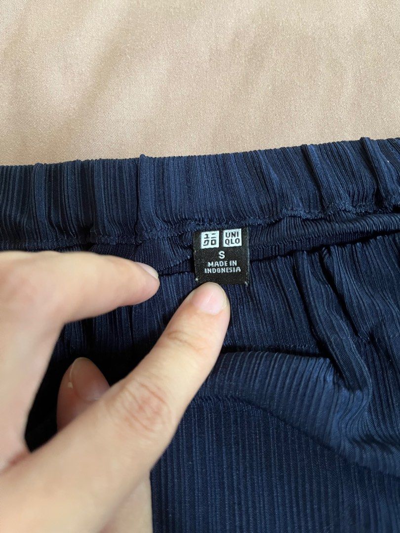 Uniqlo Dark Blue Off Shoulder Top (Category: Blouses) located in Quezon City. Submitted by minguinnn (Listing ID 1303302033, Image 2). Description: rfs: decluttering my closet ✨ fits small to medium .