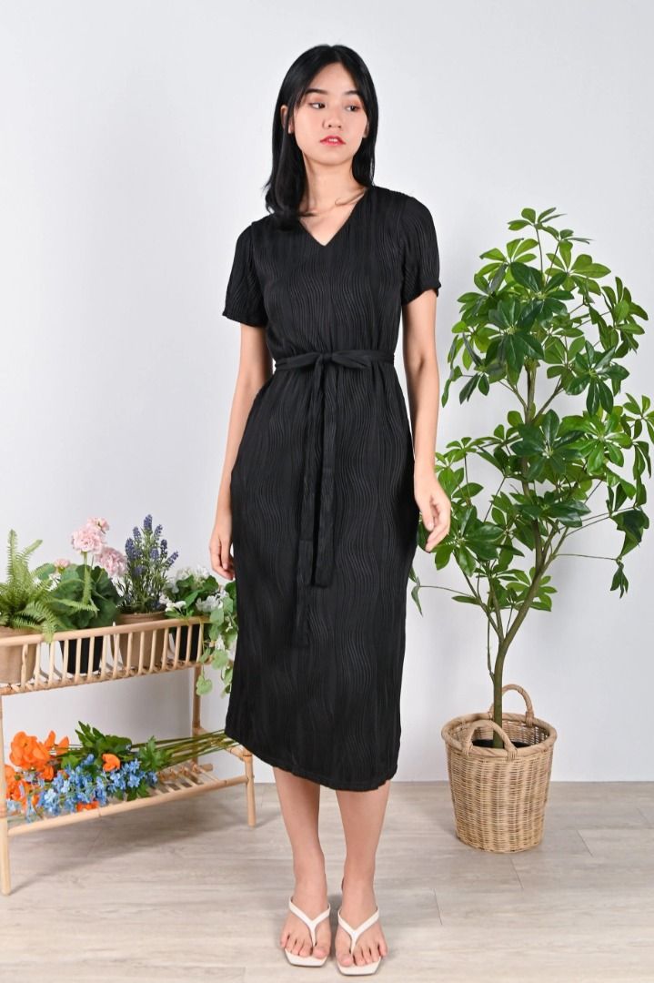 AWE LOJA CURVED LINES SLEEVED DRESS IN BLACK, Women's Fashion, Dresses &  Sets, Dresses on Carousell