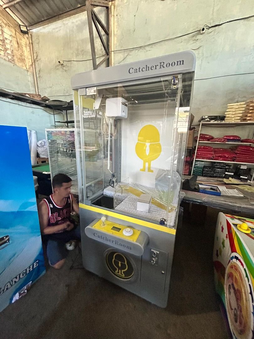BRAND NEW CAPSULE CATHER CLAW ARCADE MACHINE (Category: Interactive Toys) located in San Pablo. Submitted by abw4reyes (Listing ID 1303470526, Image 1). Description: BRAND NEW CAPSULE CATHER CLAW ARCADE MACHINE including 100 capsules inside NOTE:(Gift inside capsule not included) ✅ONHAND AND READY TO Deliver .