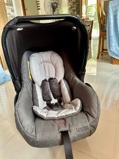 Looping Squizz Car Seat with adapter