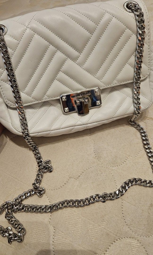 Michael Kors white bag (Category: Luxury Bags & Wallets) located in Quezon City. Submitted by iemjoyceee (Listing ID 1303435282, Image 1). Description: .