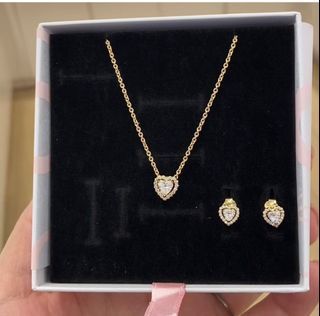 PANDORA ELEVATED HEART GOLDSHINE HEART NECKLACE AND  STUD EARRINGS SET