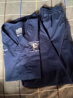SCRUB SUIT  SET   very good condition  with  print  size is small to medium