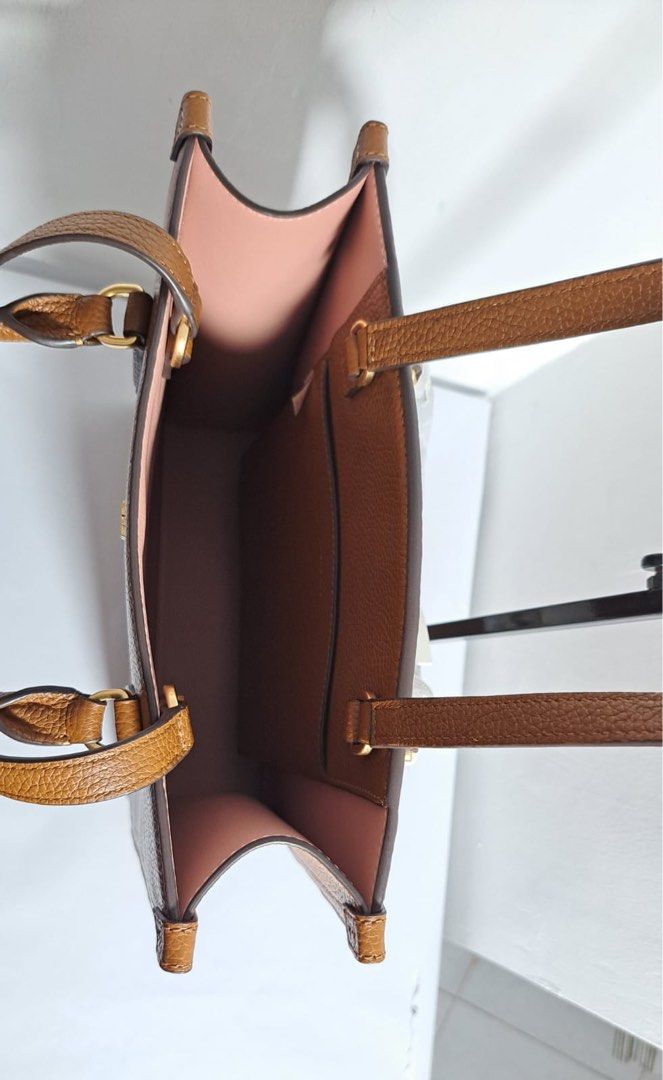 Tory burch shopping tote Original (Category: Luxury Bags & Wallets) located in Quezon City. Submitted by meant_4_u (Listing ID 1303549383, Image 3). Description: 😱On hand Ph and ready to ship 😍 "LAST PRICE posted 👋🏼 😲 Original tory burch shopping tote 📌 Mall Price: ₱28,600 ✅ inclusions: Tag, paper bag, 🤗 Guaranteed Original from USA 🤑 MOP: BPI / BDO/ metrobank/ Gcash-gcash transfer #meant_4_u #originaltoryburchus #toryburch.
