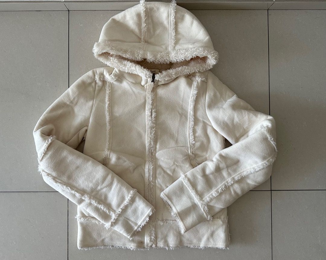 Uniqlo Fleece Jacket Off white perfect for the chilly temperature