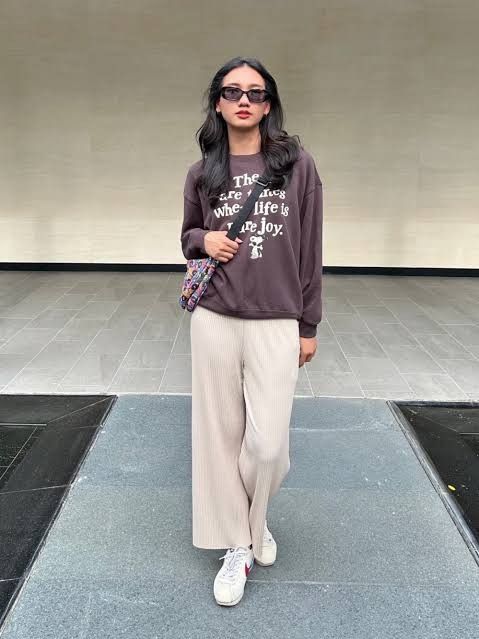 Uniqlo Pleated Straight Pants (Category: Other Bottoms) located in Hermosa. Submitted by adeladeguzman19 (Listing ID 1303495969, Image 2). Description: like new size small.
