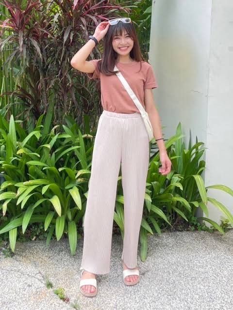 Uniqlo Pleated Straight Pants (Category: Other Bottoms) located in Hermosa. Submitted by adeladeguzman19 (Listing ID 1303495969, Image 1). Description: like new size small.