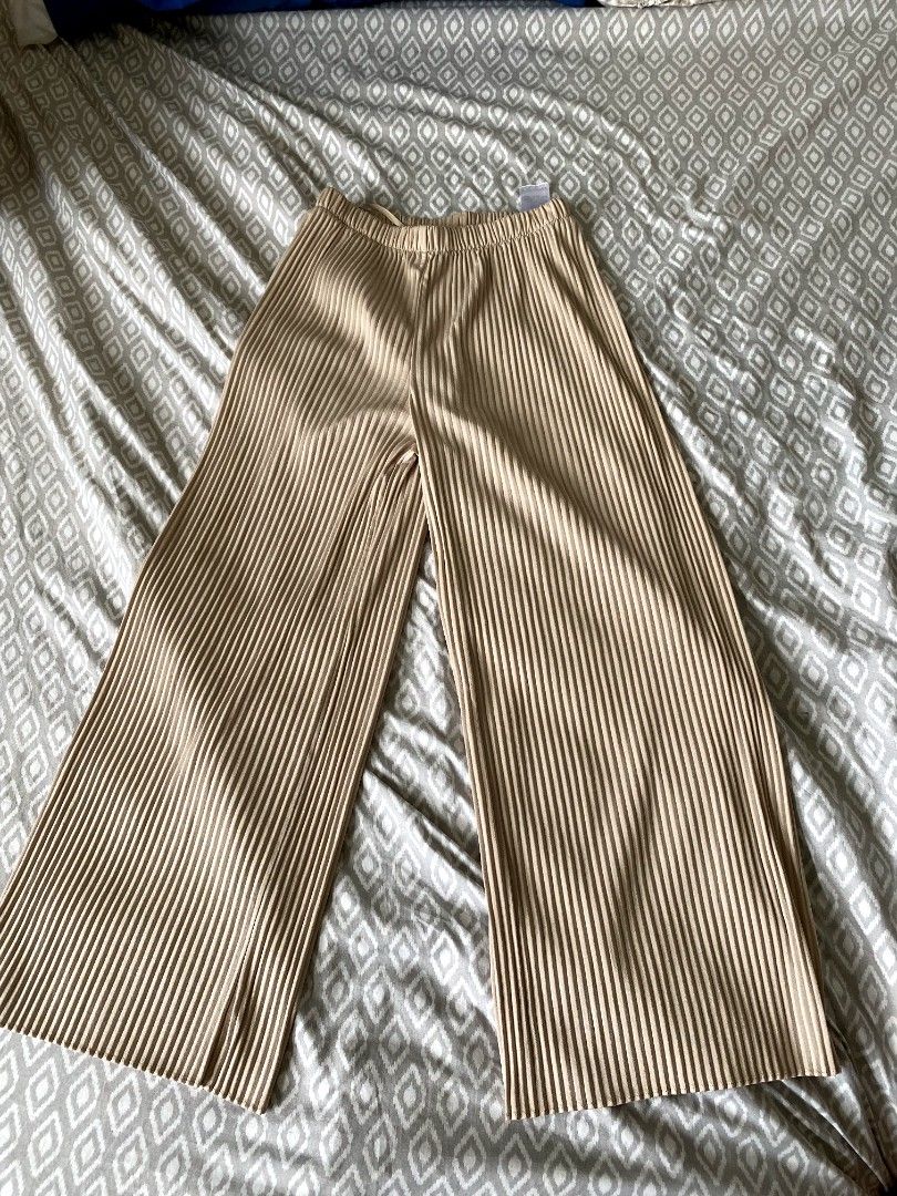 Uniqlo Pleated Straight Pants (Category: Other Bottoms) located in Hermosa. Submitted by adeladeguzman19 (Listing ID 1303495969, Image 3). Description: like new size small.