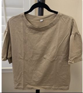 Uniqlo Women's blouse solid Short Sleeve Shirt Taupe Top Round Neck