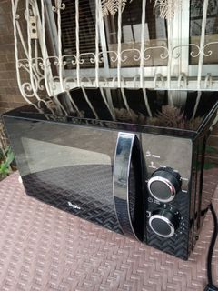 Whirlpool 20L black microwave oven 2750 pesos
