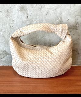 White bottega veneta jodie substitute same style bag | woven leather knotted bag | bag with knot on strap | weave leather bag | cloud bag vintage style bag