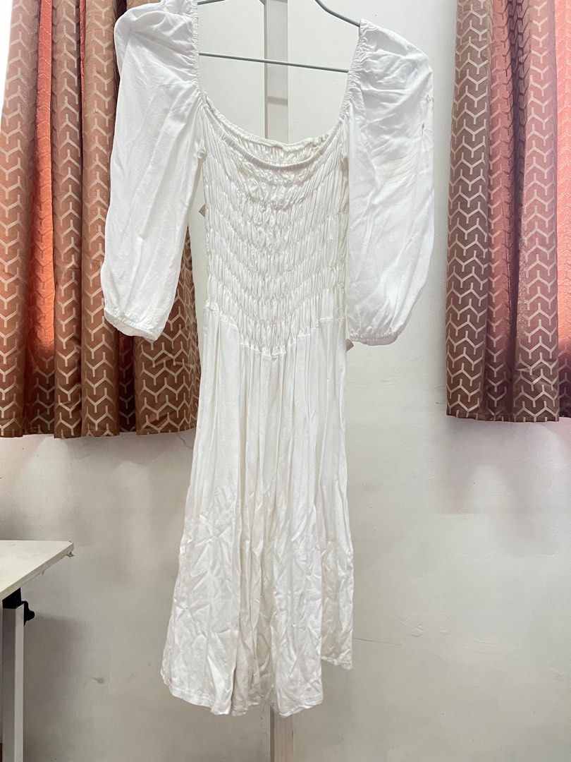 White Stretchable Dress with 3/4 puff sleeves (Category: Dresses) located in Manila. Submitted by CassyR (Listing ID 1303592156, Image 1). Description: White dress with 3/4 puff sleeves super stretchable fits up to XL with noticeable stains but madadala sa laba.