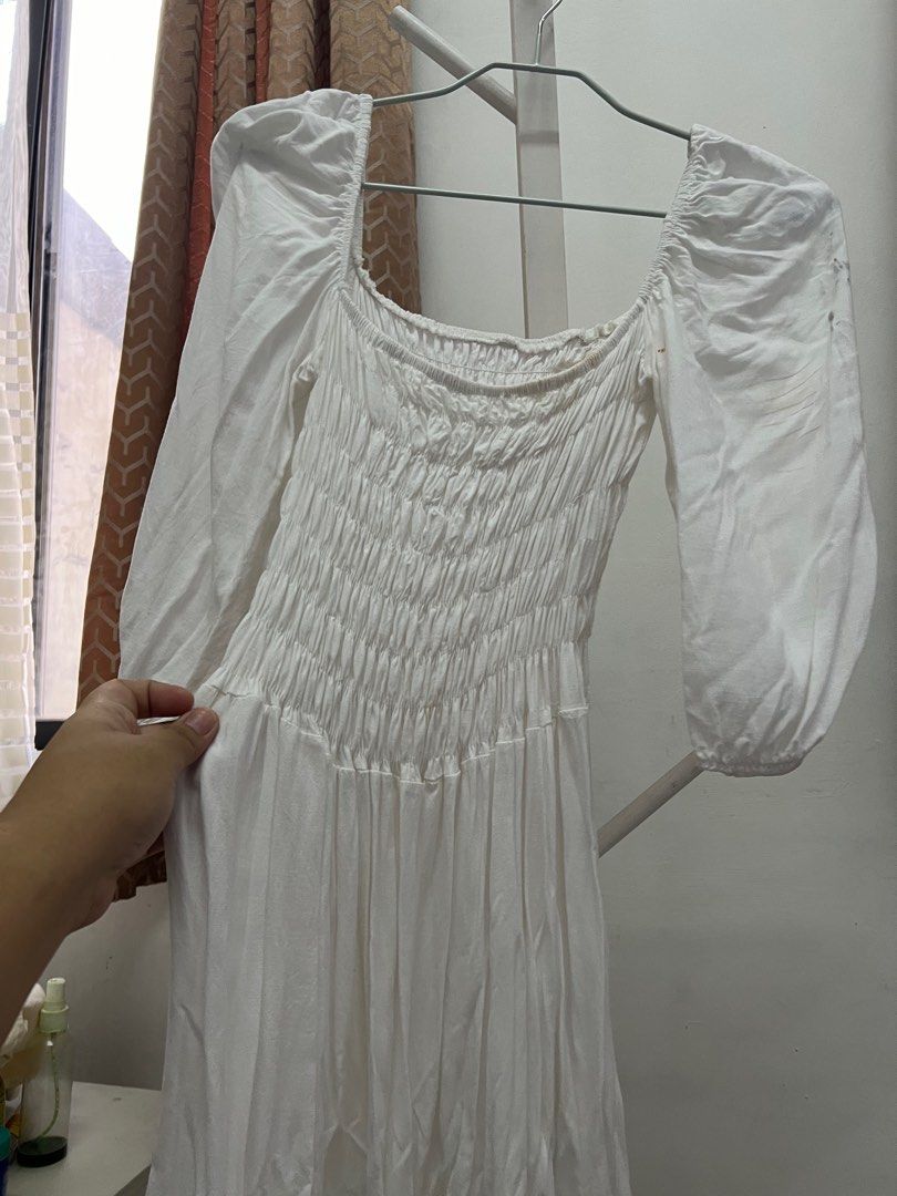 White Stretchable Dress with 3/4 puff sleeves (Category: Dresses) located in Manila. Submitted by CassyR (Listing ID 1303592156, Image 3). Description: White dress with 3/4 puff sleeves super stretchable fits up to XL with noticeable stains but madadala sa laba.