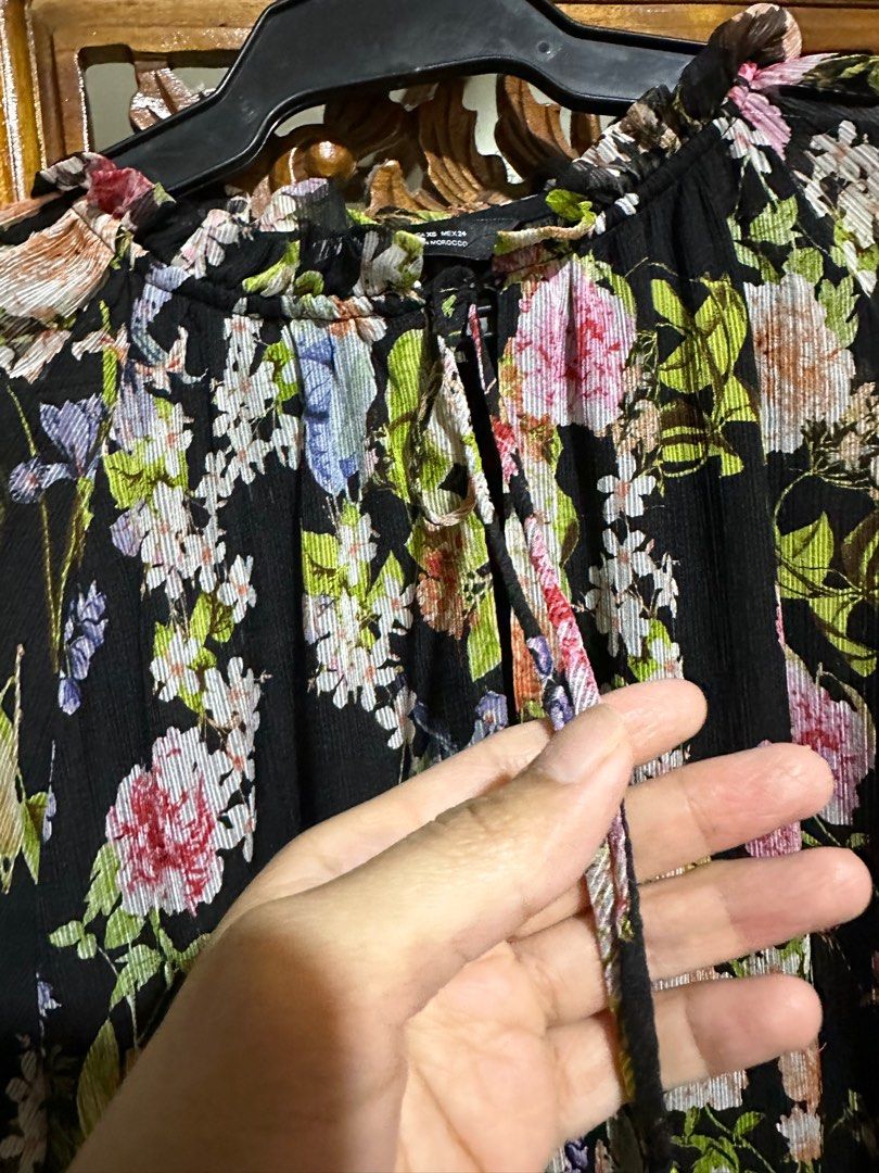 Zara floral maxi dress (Category: Dresses) located in Makati City. Submitted by grthplt (Listing ID 1303574425, Image 2). Description: Zara floral maxi dress Size xs but can fit medium fixed.