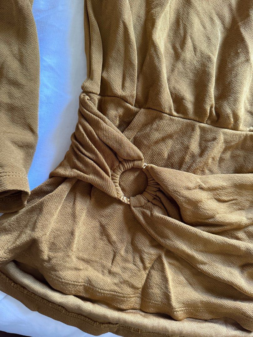 Zara Longsleeves for women (Category: Longsleeves) located in Makati City. Submitted by arjayv (Listing ID 1303489639, Image 2). Description: Lightly used. Size : XS. .