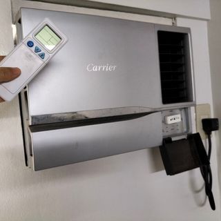 1HP Carrier window aircon with remote non inverter