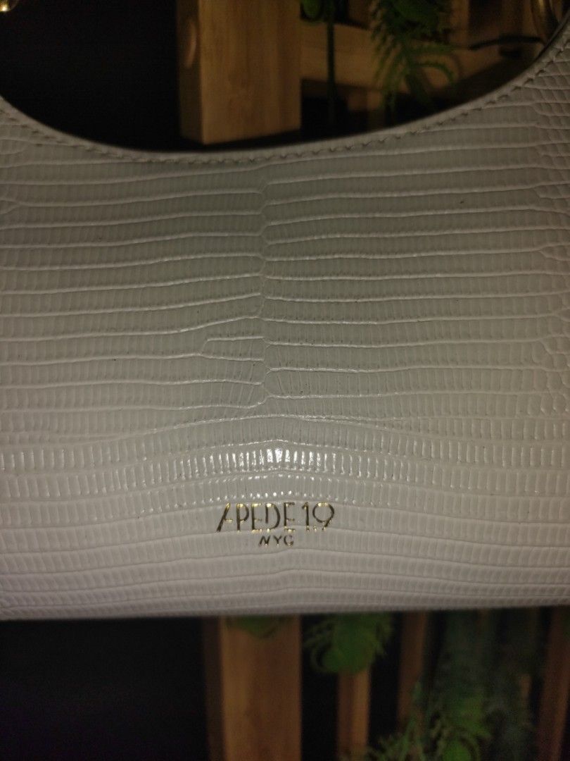 APEDE 1.9 Mod. NYC Chain Leather Shoulder Bag (Category: Luxury Bags & Wallets) located in Victoria. Submitted by Kristoff_007 (Listing ID 1303597219, Image 3). Description: Size: 11.3 x 6.3 x 1.9 inch Genuine Cow Leather Variation: White Croc Minimal Fading on rings hardware Froggy bag is inspired by the designer's vintage closet. It's impeccably crafted with variety of colors and an elongated silhouette set with gold-tone metal hardware and mag
