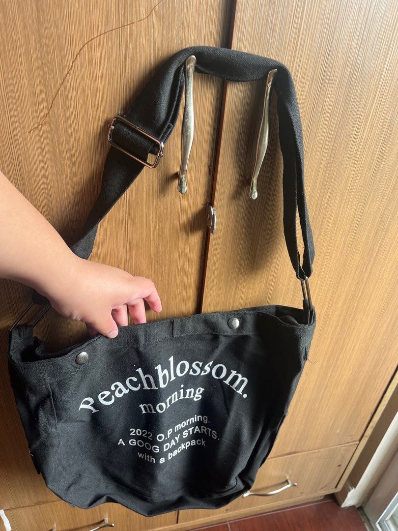 Black Canvas Bag (Category: Shoulder Bags) located in Baguio. Submitted by allyssa12399232 (Listing ID 1303652998, Image 1). Description: Only used once.