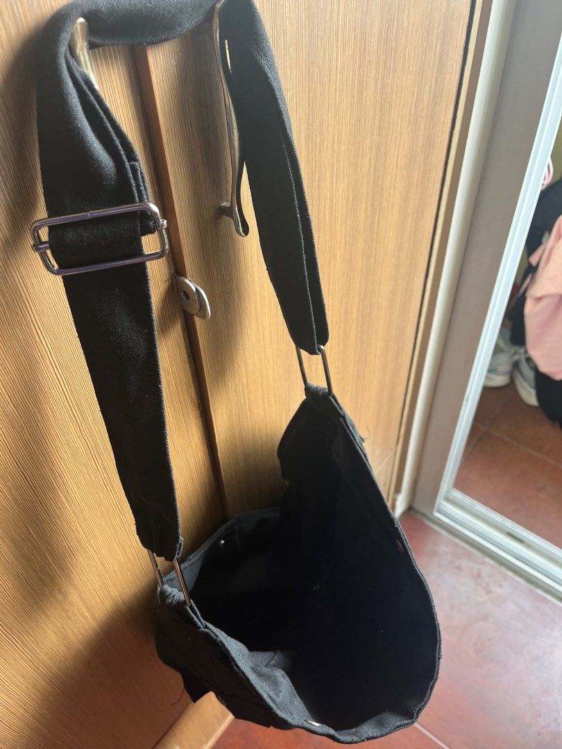 Black Canvas Bag (Category: Shoulder Bags) located in Baguio. Submitted by allyssa12399232 (Listing ID 1303652998, Image 2). Description: Only used once.