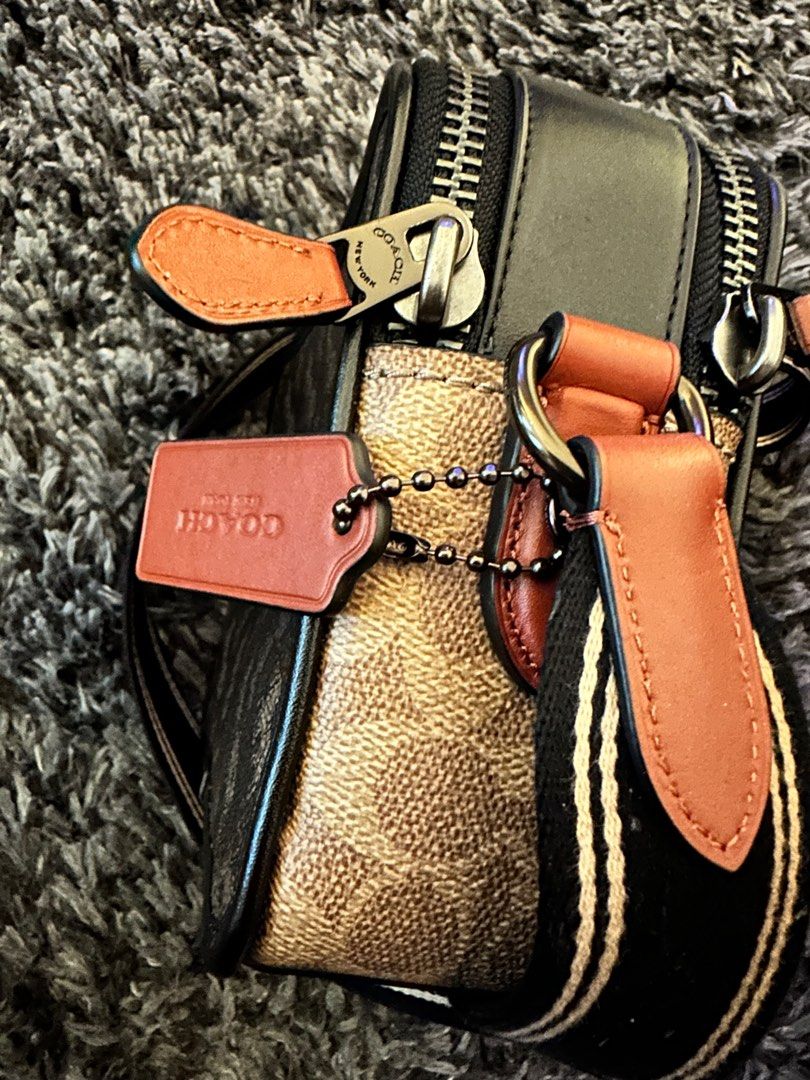 Coach Charter Crossbody Bag (Category: Luxury Bags & Wallets) located in Taguig. Submitted by roark1989 (Listing ID 1303681168, Image 2). Description: .