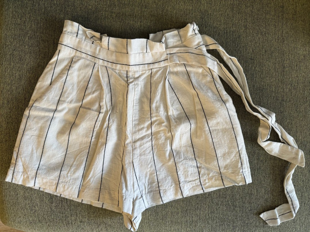 Forever 21 white shorts with zipper size XS 女子白色直間短褲, 女裝