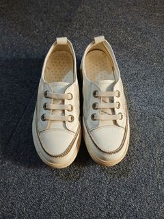 Korean white shoes