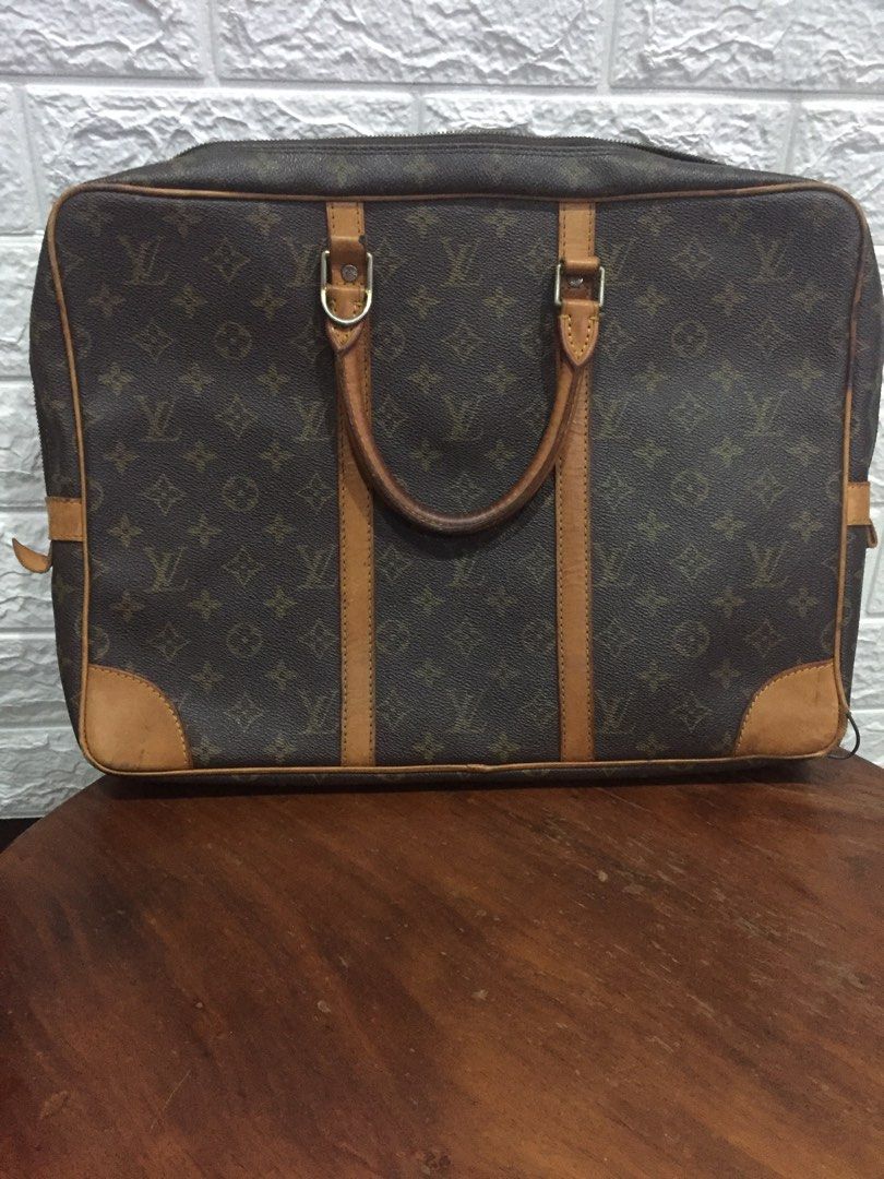 Lv laptop/document bag (Category: Luxury Bags & Wallets) located in Taguig. Submitted by prelovey_dovey_725 (Listing ID 1303642105, Image 2). Description: .