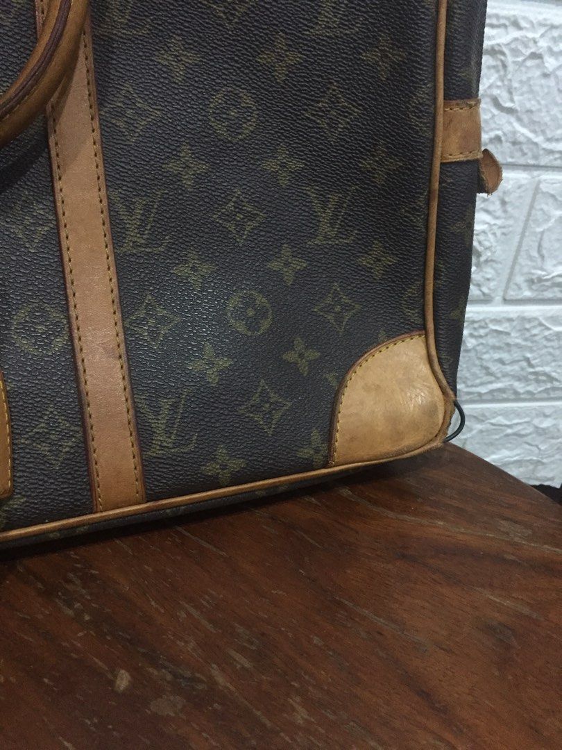 Lv laptop/document bag (Category: Luxury Bags & Wallets) located in Taguig. Submitted by prelovey_dovey_725 (Listing ID 1303642105, Image 3). Description: .