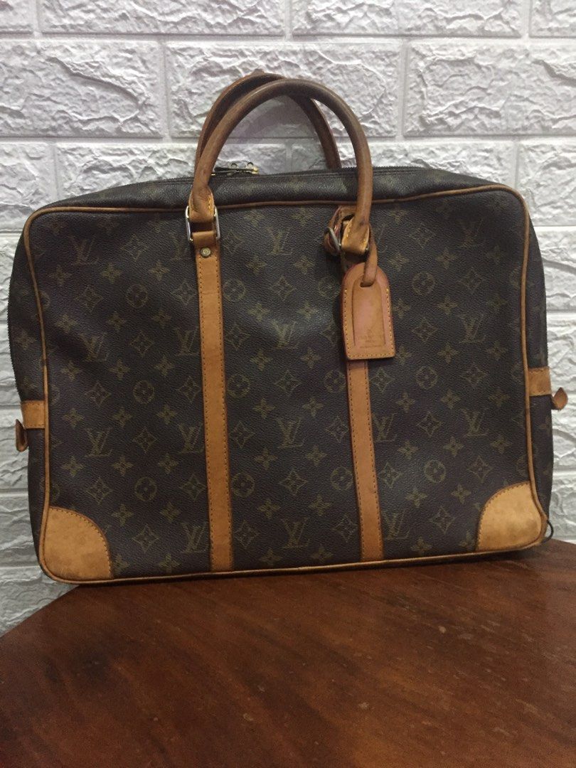 Lv laptop/document bag (Category: Luxury Bags & Wallets) located in Taguig. Submitted by prelovey_dovey_725 (Listing ID 1303642105, Image 1). Description: .