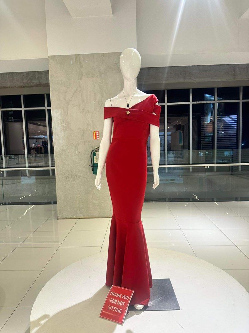Maroon Long Dress (Category: Evening dresses & gowns) located in Antipolo. Submitted by pixieglowphl (Listing ID 1303657198, Image 1). Description: Once used only in wedding Bought in trinoma for 2k Maroon Size Large on tag.