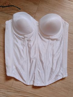 Pearly white strapless V shape corset shape wear