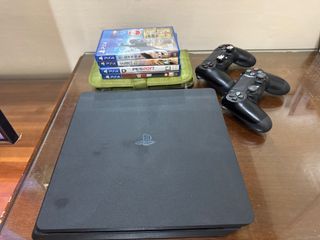 PlayStation 4 (Complete set w/ games)