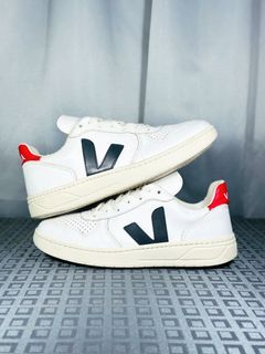 Pre-loved authentic VEJA V-10 Leather Sneakers ❤️