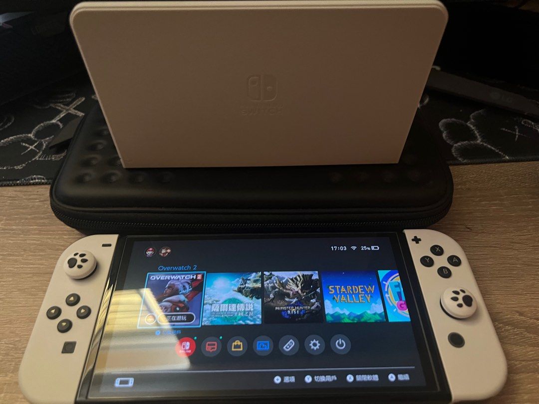 switch oled （分類：Nintendo 任天堂）位於 Hong Kong。 由 ipipiphung 提交（商品編號 1303670669，圖片 1）。簡介： 用咗半年左右，有單有盒，新淨齊配件。迭保護套有Mon貼 ，64 GB內存卡 ，內有3隻遊戲（星路谷物語， 怪物獵人崛起， 巫師三）。