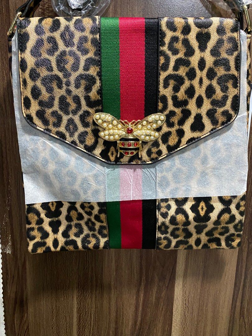 Tiger print Unisex Sling/Shoulder Bag (Category: Cross-body Bags) located in Caloocan City. Submitted by bagsyunlimited (Listing ID 1303600656, Image 3). Description: 📌 Unisex Shoulder/Sling bag 📌 Colors may vary. 📌 Excess items from Bazaar. 📍 South Caloocan .