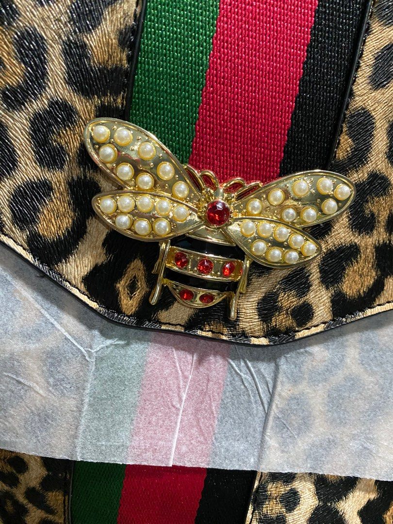 Tiger print Unisex Sling/Shoulder Bag (Category: Cross-body Bags) located in Caloocan City. Submitted by bagsyunlimited (Listing ID 1303600656, Image 2). Description: 📌 Unisex Shoulder/Sling bag 📌 Colors may vary. 📌 Excess items from Bazaar. 📍 South Caloocan .